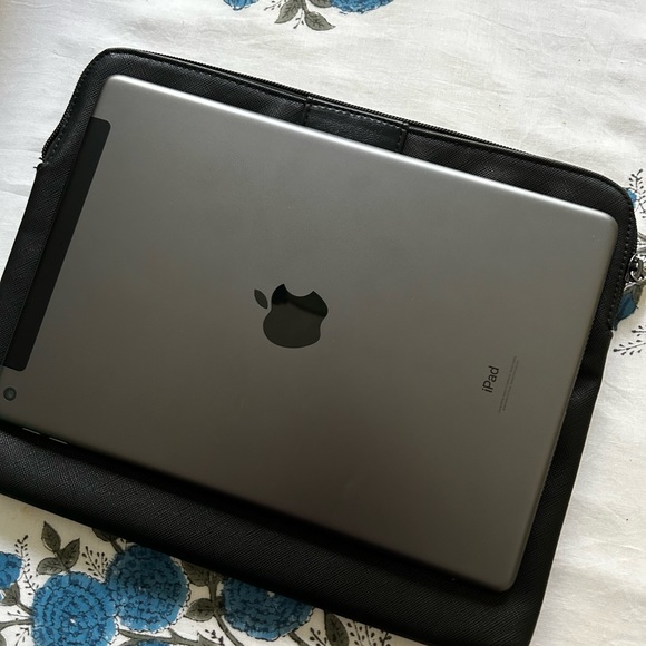 TWO clutches/tablet holders – very nice! - Picture 12 of 14